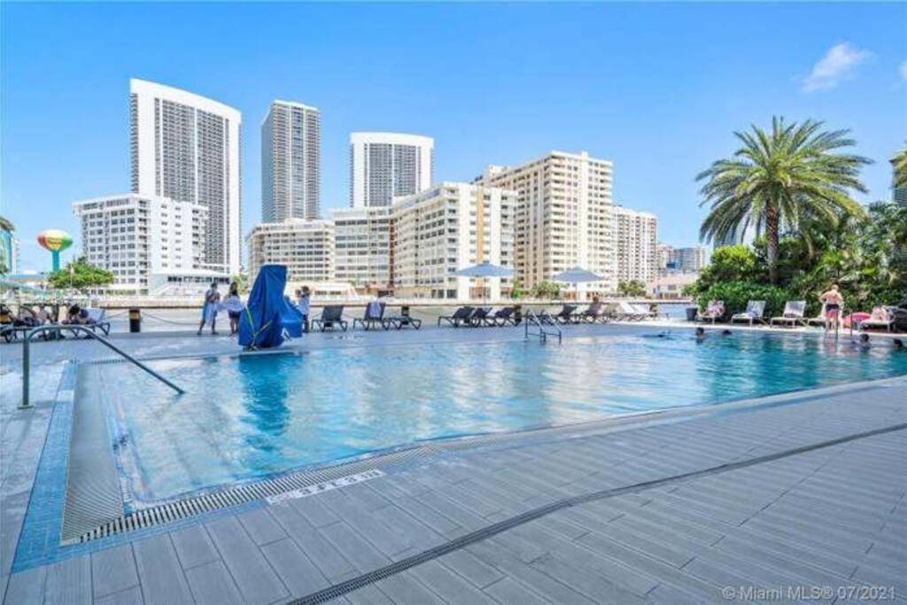 Luxury Condo Steps From Beach Hallandale Beach Exterior photo